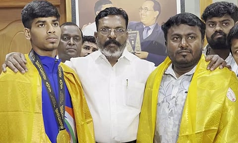 தங்கம் வென்ற கபடி வீரர் அபினேஷை நேரில் அழைத்து ரூ.50,000 வழங்கி வாழ்த்திய திருமாவளவன்