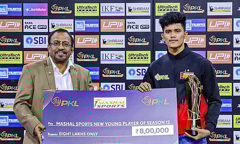 புரோ கபடி: புதிய இளம் வீரருக்கான விருதை வென்ற தமிழ்நாடு வீரர் தீபக் சங்கர்