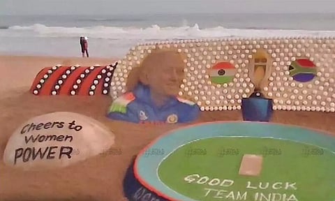 இந்திய மகளிர் அணி உலகக்கோப்பையை வெல்ல வாழ்த்து தெரிவித்து பூரி கடற்கரையில் மணற்சிற்பம்