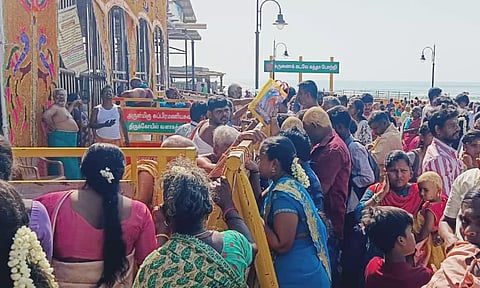 திருச்செந்தூர் கோவில் முன்பு அலைமோதிய பக்தர்கள் கூட்டத்தை காணலாம்
