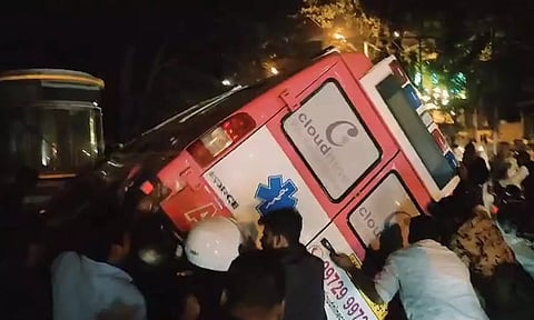 கட்டுப்பாட்டை இழந்து தறிகெட்டு ஓடிய ஆம்புலன்ஸ் மோதி ஸ்கூட்டரில் சென்ற தம்பதி உயிரிழப்பு