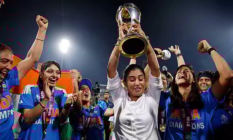 இறுதிப்போட்டியில் 2 முறை தோல்வி.. உலக கோப்பையை உச்சி முகர்ந்த முன்னாள் கேப்டன் மிதாலி ராஜ்