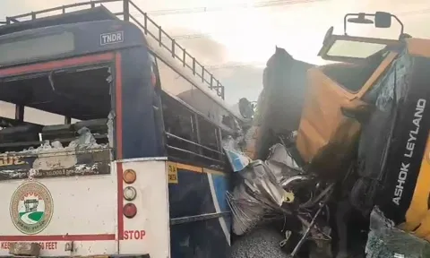 தெலுங்கானாவில் அரசு பேருந்து மீது லாரி மோதிய விபத்தில் 20 பேர் உயிரிழப்பு