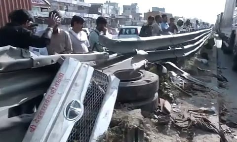 எதிரே வந்த வாகனங்களை மோதித் தள்ளிய லாரி.. கோர விபத்தில் 12 பேர் பலி