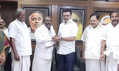 தி.மு.க.-வில் இணைந்தார் ஓ.பி.எஸ். ஆதரவாளரான மனோஜ் பாண்டியன்