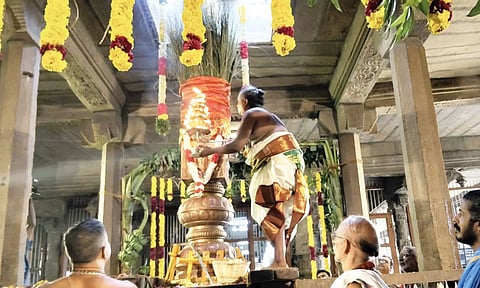 நெல்லையப்பர் கோவிலில் ஐப்பசி திருக்கல்யாண திருவிழா கொடியேற்றத்துடன் தொடங்கியது