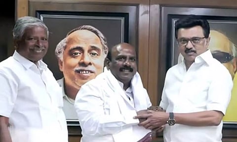 தி.மு.க.-வில் இணைந்த நிலையில் எம்.எல்.ஏ. பதவியை ராஜினாமா செய்தார் மனோஜ் பாண்டியன்