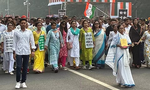 வாக்காளர் பட்டியல் சிறப்பு தீவிர திருத்த பணிக்கு எதிர்ப்பு: பேரணியில் பங்கேற்ற மம்தா பானர்ஜி