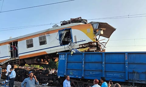 6 பேர் உயிரிழந்த ரெயில் விபத்துக்கு இதுதான் காரணம்.. ரெயில்வே விளக்கம் - ரூ.10 லட்சம் இழப்பீடு அறிவிப்பு