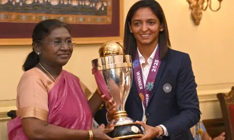 உலக கோப்பையுடன் ஜனாதிபதியை சந்தித்து வாழ்த்து பெற்ற இந்திய மகளிர் கிரிக்கெட் அணி