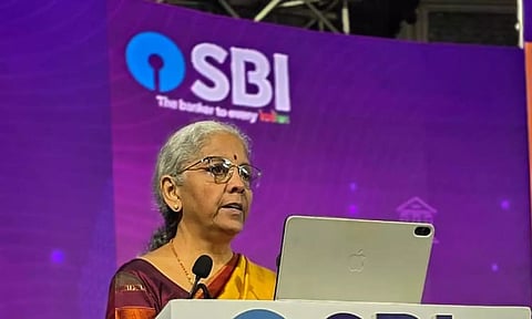 வங்கி பணியாளர்களுக்கு வட்டார மொழி தெரிந்திருப்பது அவசியம்: நிதி மந்திரி நிர்மலா சீதாராமன்