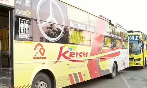 வாளையாறு சோதனைச்சாவடியில் ஆம்னி பஸ் டிரைவர்கள் போராட்டம்- 1 மணி நேரம் போக்குவரத்து பாதிப்பு