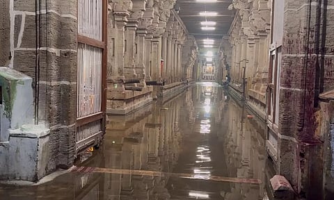 திருச்செந்தூர் சிவன் கோவிலுக்குள் மழைநீர் தேங்கிய காட்சி.
