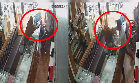 VIDEO: நகைக்கடையில் மிளகாய் பொடி தூவி திருட முயன்ற பெண்ணை 20 முறை அறைந்த கடைக்காரர்