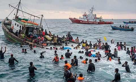 மலேசியா அருகே கடலில் படகு மூழ்கி 7 அகதிகள் உயிரிழப்பு- பலர் மாயம்