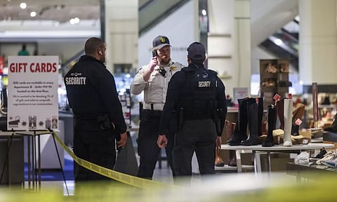 அமெரிக்க வணிக வளாகத்தில் துப்பாக்கிச்சூடு- 3 பேரை கொன்றுவிட்டு வாலிபர் தற்கொலை