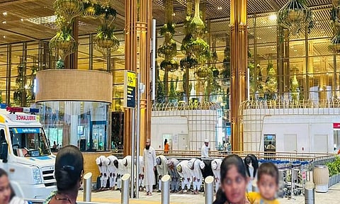 பெங்களூரு விமான நிலையத்தில் தொழுகை நடத்திய முஸ்லிம்கள் - பாஜக எதிர்ப்பு