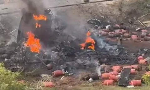 விபத்தில் சிக்கிய லாரி- பலத்த சத்தத்துடன் வெடித்துச் சிதறிய சிலிண்டர்கள்