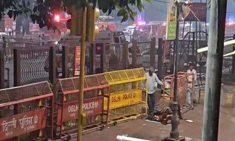 டெல்லி கார் வெடிப்பு சம்பவம் எதிரொலி- செங்கோட்டை மெட்ரோ ரெயில் நிலையம் மூடல்