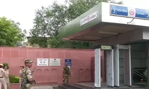 டெல்லி கார் வெடிப்பு -  பாதுகாப்பு காரணங்களுக்காக செங்கோட்டை மெட்ரோ ரெயில் நிலையம் மூடல்