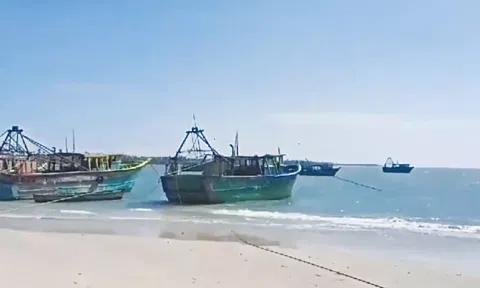 ராமேசுவரம், பாம்பன் பகுதிகளில் வீசும் ஆழ்கடல் சூறைக்காற்று - விசைப்படகுகள் கடலுக்கு செல்ல தடை