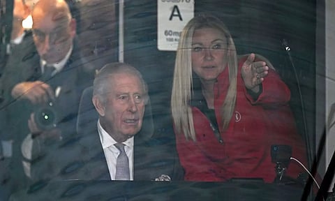 பணிமனை திறப்பு விழாவில் டிராம் வண்டி ஓட்டிய மன்னர் சார்லஸ்