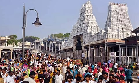 திருச்செந்தூர் கோவிலில் அலைமோதிய பக்தர்கள்- 5 மணி நேரம் காத்திருந்து சாமி தரிசனம்