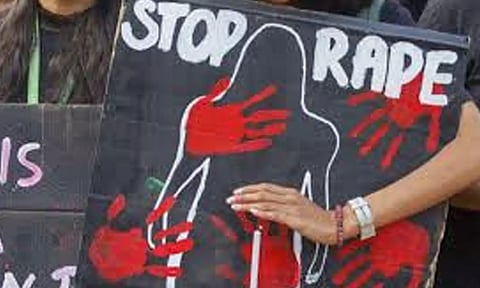 பாண்டவர்கள் போல மனைவியை வைத்து சூதாடிய கணவர்- கூட்டு பாலியல் வன்கொடுமை செய்த கும்பல்