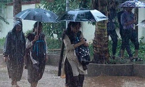 கனமழை எதிரொலி: கடலூர், விழுப்புரம் மாவட்டங்களில் பள்ளிகளுக்கு மட்டும் விடுமுறை