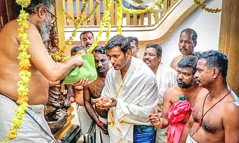 கேரள கோவிலில் நடிகர் விஷால் சாமி தரிசனம்- சிறப்பு பூஜையும் செய்தார்