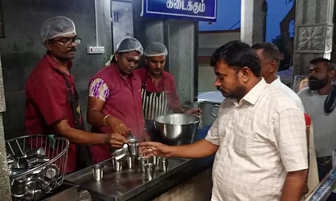 கார்த்திகை மாதம் கடும் குளிர்- பழனிக்கு வரும் பக்தர்களுக்கு சுடச்சுட சுக்கு காபி