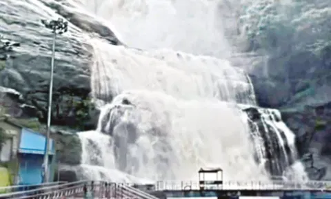 குற்றாலத்தில் வெள்ளப்பெருக்கு: சுற்றுலாப்பயணிகள் குளிக்க 2-வது நாளாக தடை