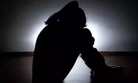 பருவம் அடைந்தது தவறா?- பெற்ற தாயால் வீட்டில் சிறை வைக்கப்பட்ட சிறுமி