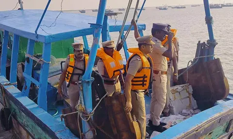 ஆறுகாட்டுதுறையில் கடலோர பாதுகாப்பு குழும போலீசார் படகில் ரோந்து சென்று கண்காணிப்பு பணியில் ஈடுபட்டனர்.