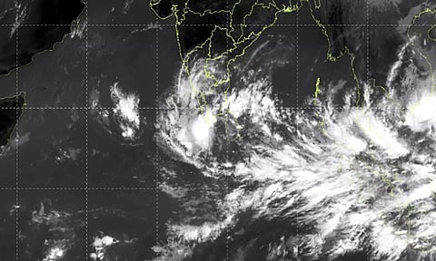 மழையில் நனைய மக்களே ரெடியா... உருவானது காற்றழுத்த தாழ்வு பகுதி
