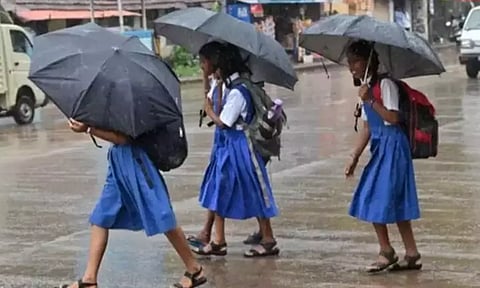 கனமழை எதிரொலி - 13 மாவட்ட பள்ளிகளுக்கு விடுமுறை அறிவிப்பு