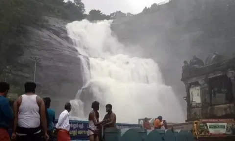 குற்றால அருவிகளில் காட்டாற்று வெள்ளம்:  சுற்றுலாப் பயணிகள் குளிக்க 4-வது நாளாக தடை