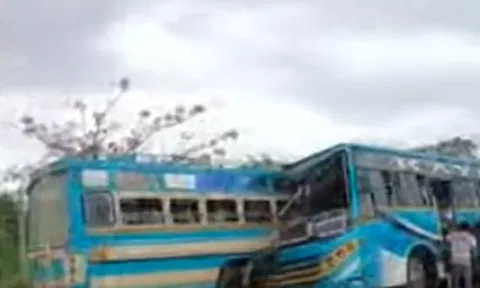 கடையநல்லூர் அருகே பேருந்துகள் நேருக்கு நேர் மோதி விபத்து - 6 பேர் பலி