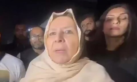 என்ன தான் ஆச்சு இம்ரான்கானுக்கு? சிறை வாசலில் சகோதரிகள் திடீர் போராட்டம்