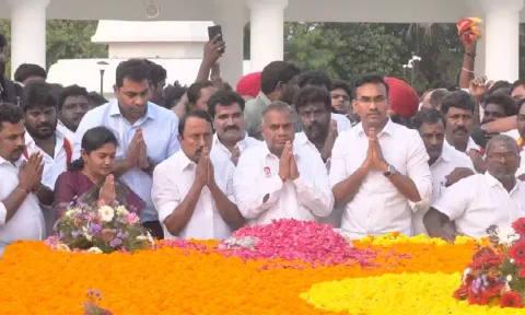 அண்ணா, எம்.ஜி.ஆர்., ஜெயலலிதா நினைவிடங்களில் மரியாதை செலுத்திய த.வெ.க. நிர்வாகி செங்கோட்டையன்