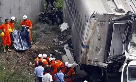 தண்டவாள பராமரிப்பு பணியில் ஈடுபட்டிருந்த தொழிலாளர்கள்  மீது மோதிய ரெயில் - 11 பேர் உயிரிழப்பு