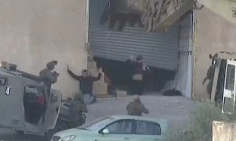 மேற்கு கரையில் நிராயுதபாணியான 2 பாலஸ்தீனியர்களை சுட்டுக் கொன்ற இஸ்ரேல் வீரர்கள் - வீடியோ வெளியாகி பரபரப்பு