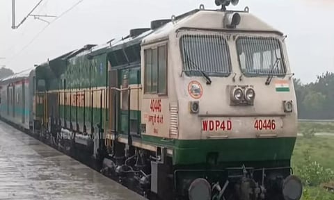 டிட்வா புயல்: சூறைக்காற்று வீசுவதால் 23 ரெயில்களின் சேவையில் மாற்றம்