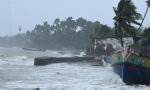 நகரும் வேகம் அதிகரிப்பு..! சென்னைக்கு 350 கி.மீ தொலைவில் "டிட்வா" புயல்