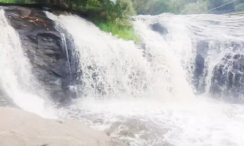 கும்பக்கரை அருவியில் வெள்ளப்பெருக்கு - கொடைக்கானலில் 2-வது நாளாக சுற்றுலா இடங்கள் மூடல்