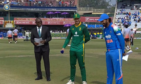 இந்தியாவிற்கு எதிரான முதல் ஒருநாள் போட்டி: டாஸ் வென்ற தென் ஆப்பிரிக்கா பந்துவீச்சு தேர்வு