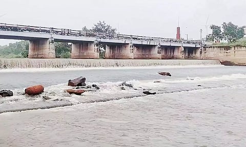 கண்டமனூர் வைகை ஆற்றில் நீர்வரத்து அதிகரிப்பால் தடுப்பணையில் வெள்ளப்பெருக்கு ஏற்பட்டுள்ளது.