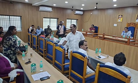 வீட்டுமனை அனுமதி வழங்க லஞ்சம் கேட்பதாக திமுக நகரமன்ற தலைவர் மீது திமுக கவுன்சிலர் புகார்!