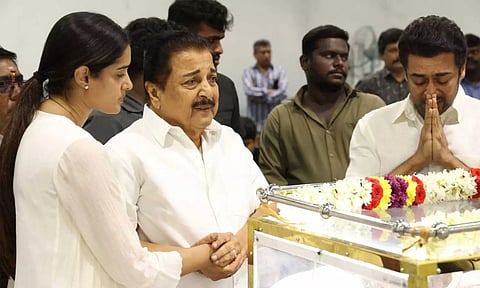 AVM சரவணன் உடலுக்கு நடிகர்கள் சிவகுமார், சூர்யா கண்ணீர் மல்க அஞ்சலி