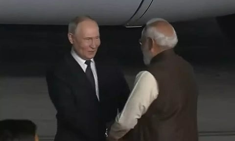 இந்தியா வந்த ரஷிய அதிபர் புதின்: நேரில் சென்று வரவேற்ற பிரதமர் மோடி